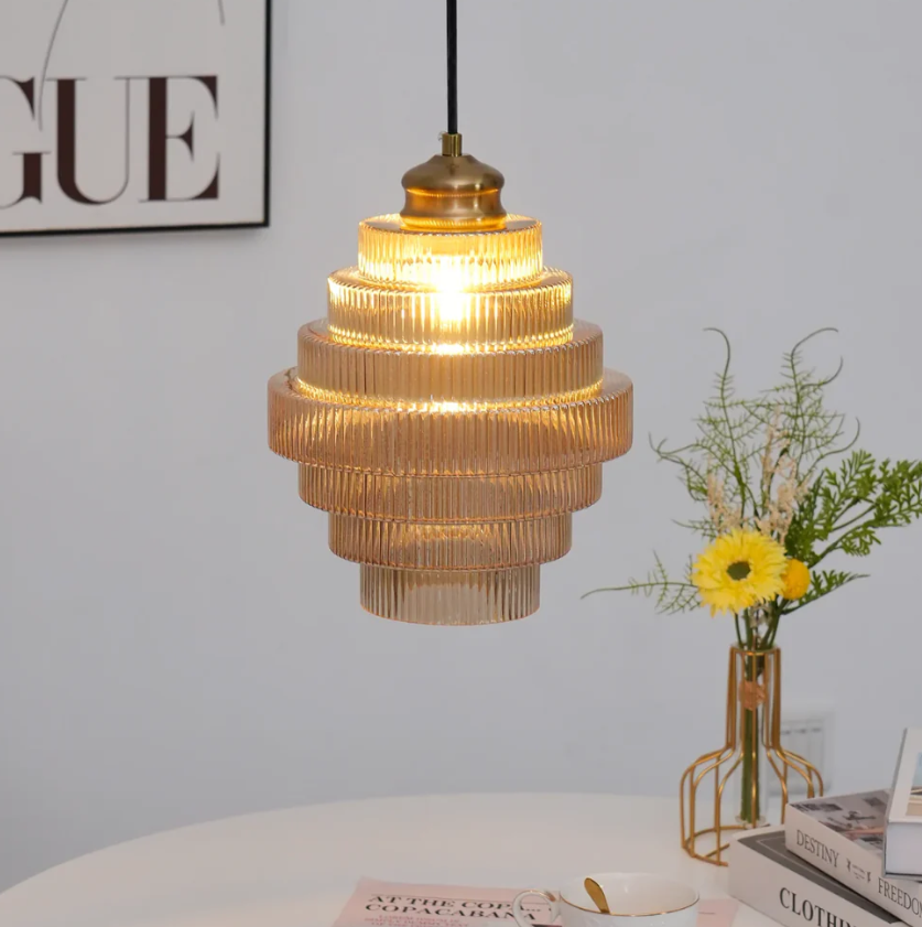 L'Éclat de Carafe – Suspension Lumineuse en Verre Élégante pour Ambiance Raffinée