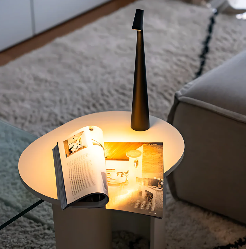 La Lumière d'Opale - Lampe de Table en Verre Opale et Métal | Éclairage Élégant et Raffiné