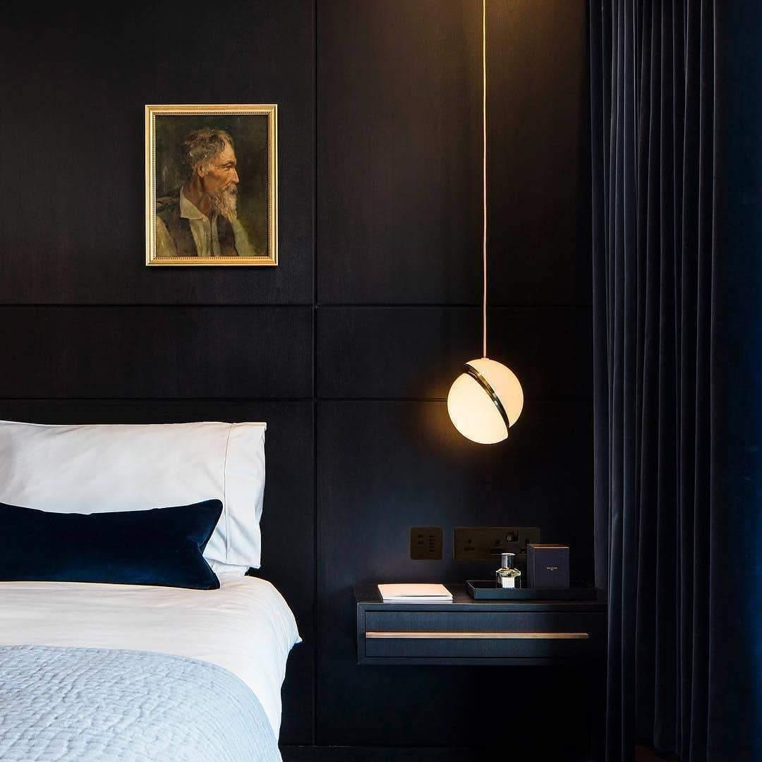 Suspension Mondsichel en Acryl et Laiton - Éclairage LED Moderne et Élégant