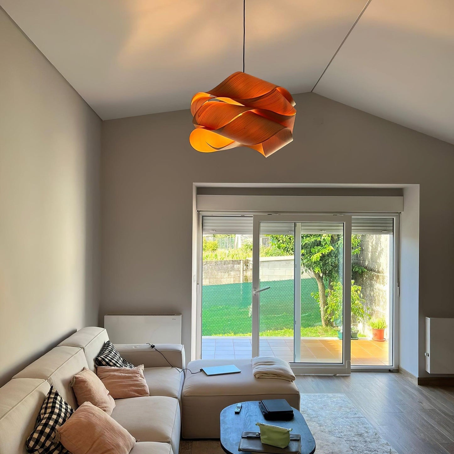 Suspension Link en Bois et Métal - Lampe Moderne à Lumière Douce pour Intérieur Élégant