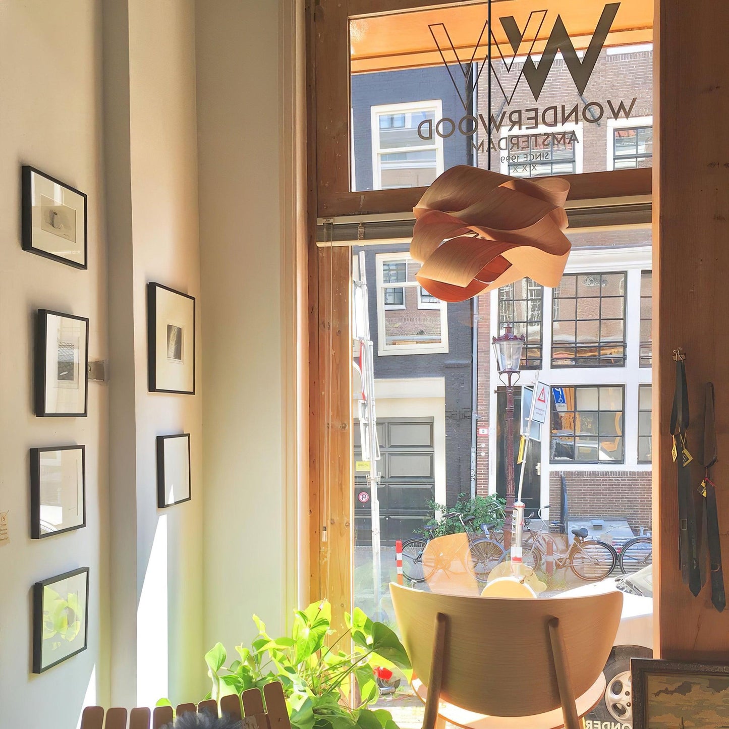 Suspension Link en Bois et Métal - Lampe Moderne à Lumière Douce pour Intérieur Élégant