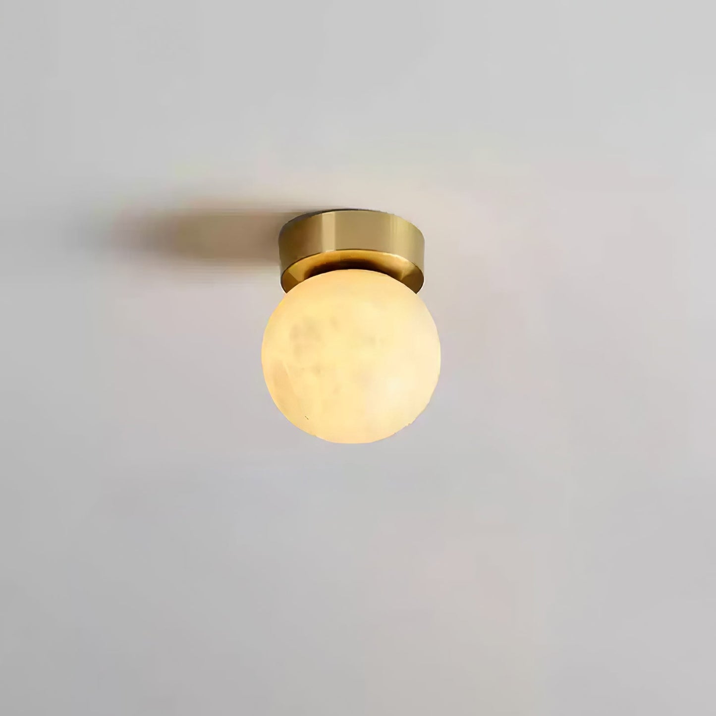 Plafonnier Moon Glow en Albâtre et Laiton - Éclairage LED Doux et Élégant pour Salon et Chambre