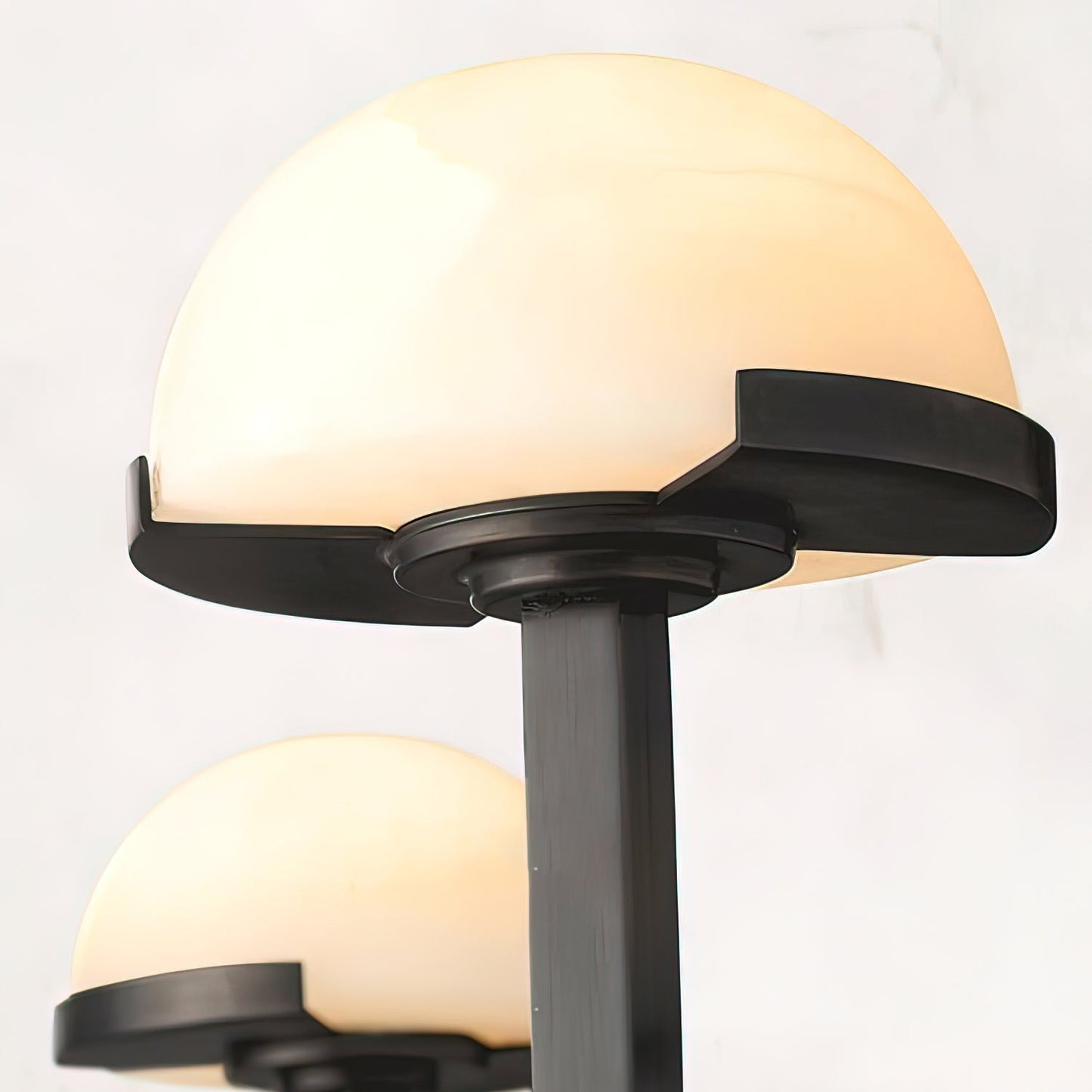 Applique Pilz Alabaster – Lampe Murale Organique en Alabastre et Laiton