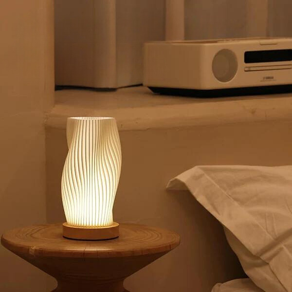 Lampe Serene Wavecrest - Élégance Contemporaine avec Dimmable USB