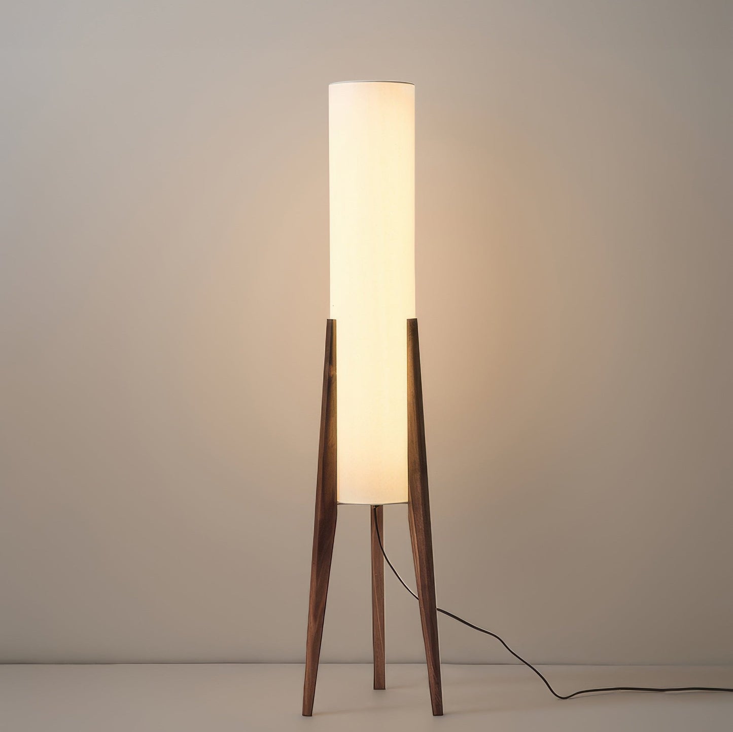 Lampadaire en Noyer – Élégance Nordic Retro avec Abat-jour en Tissu