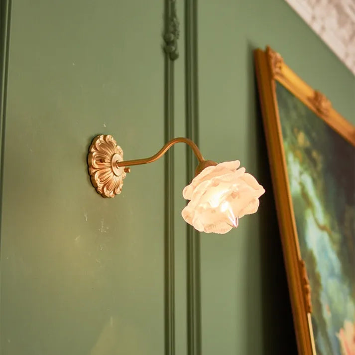 Lampe murale vintage en cuivre et verre – Pétales de fleurs délicats