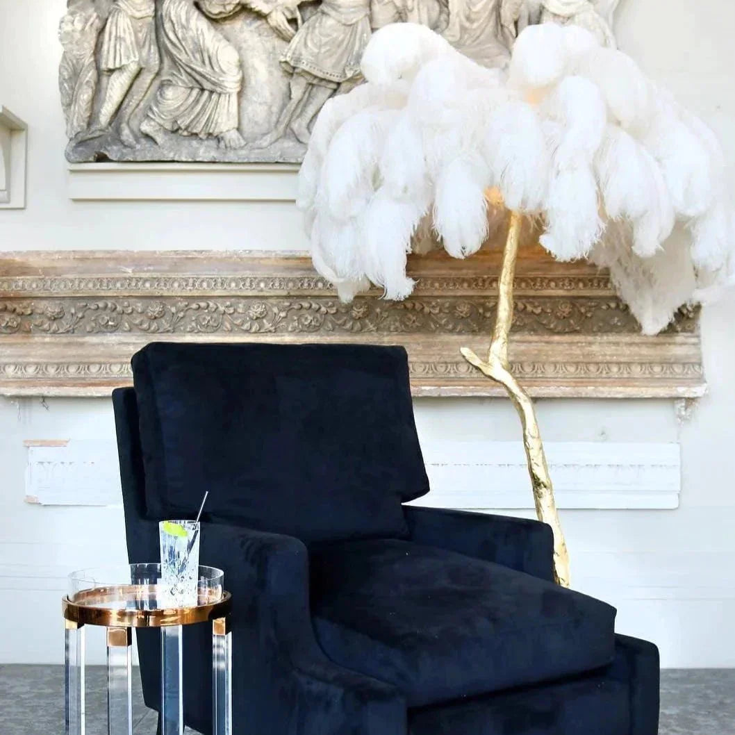 Lampe sur Pied avec Plumes d’Autruche – Élégance et Design Moderne en Résine