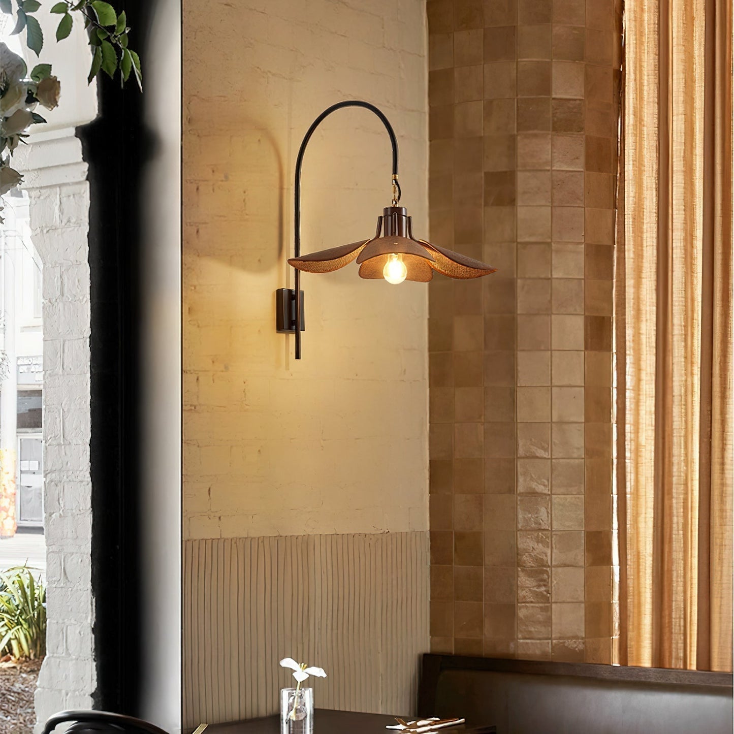 Applique Petal Bloom – Lampe Murale Élégante en Forme de Pétales