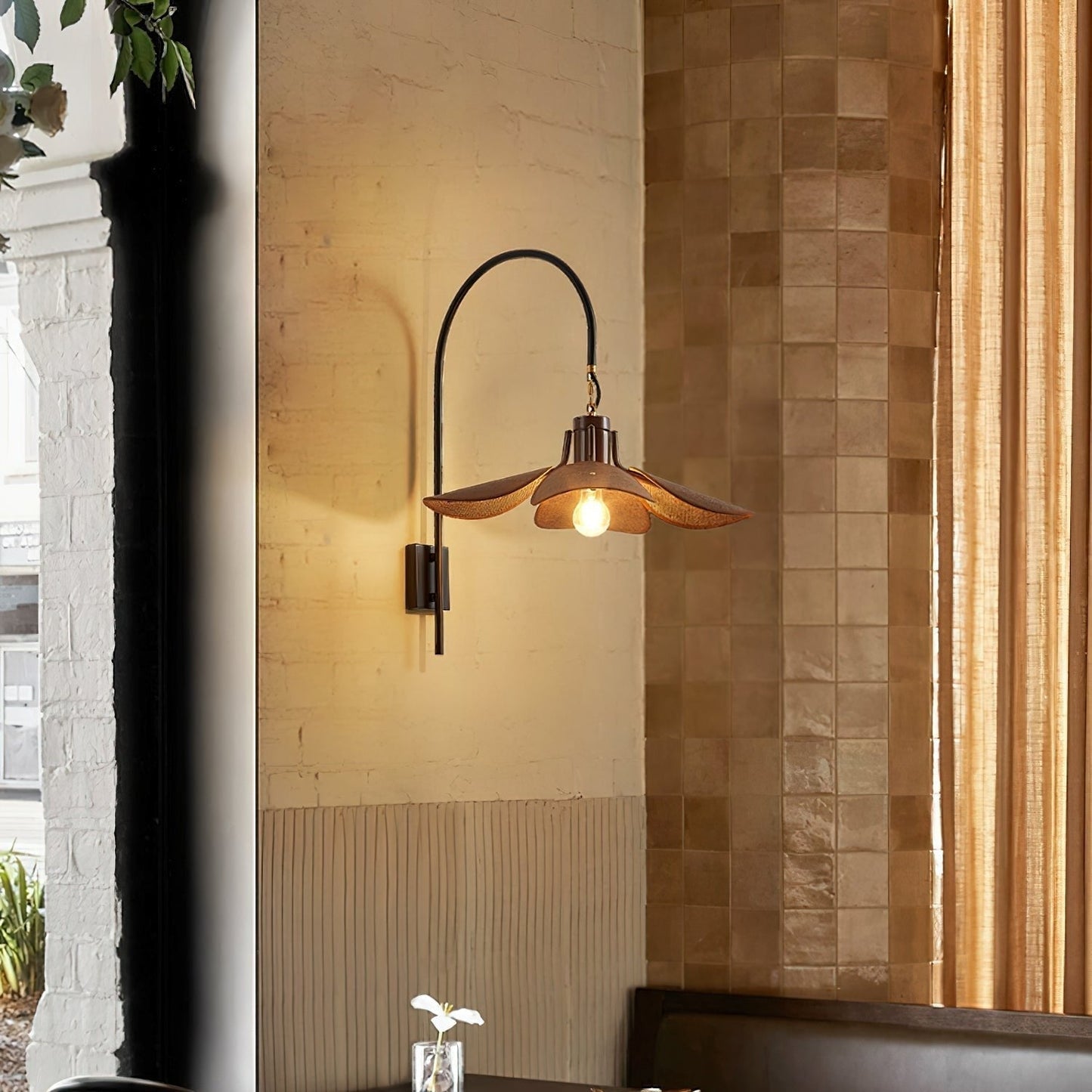 Applique Petal Bloom – Lampe Murale Élégante en Forme de Pétales