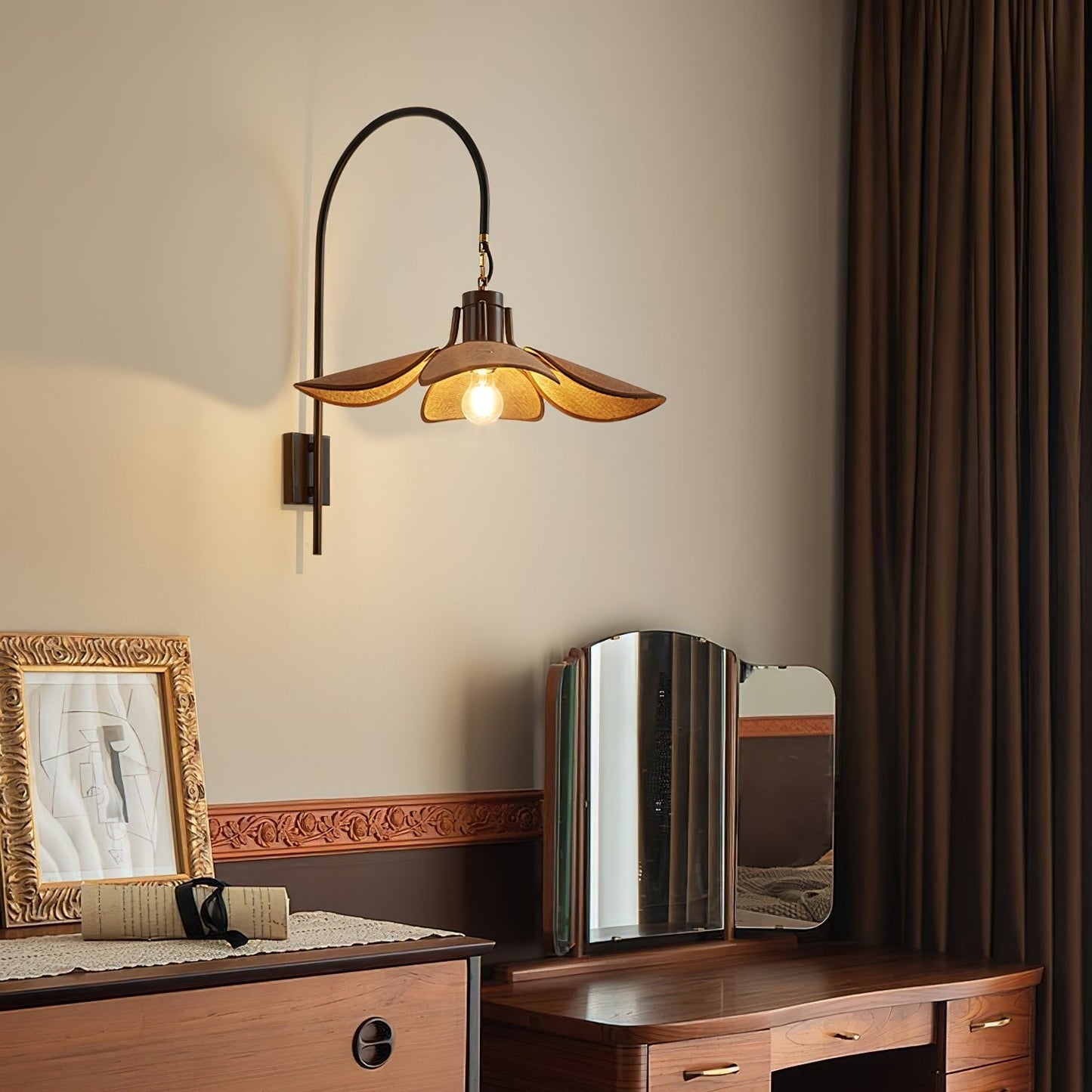 Applique Petal Bloom – Lampe Murale Élégante en Forme de Pétales