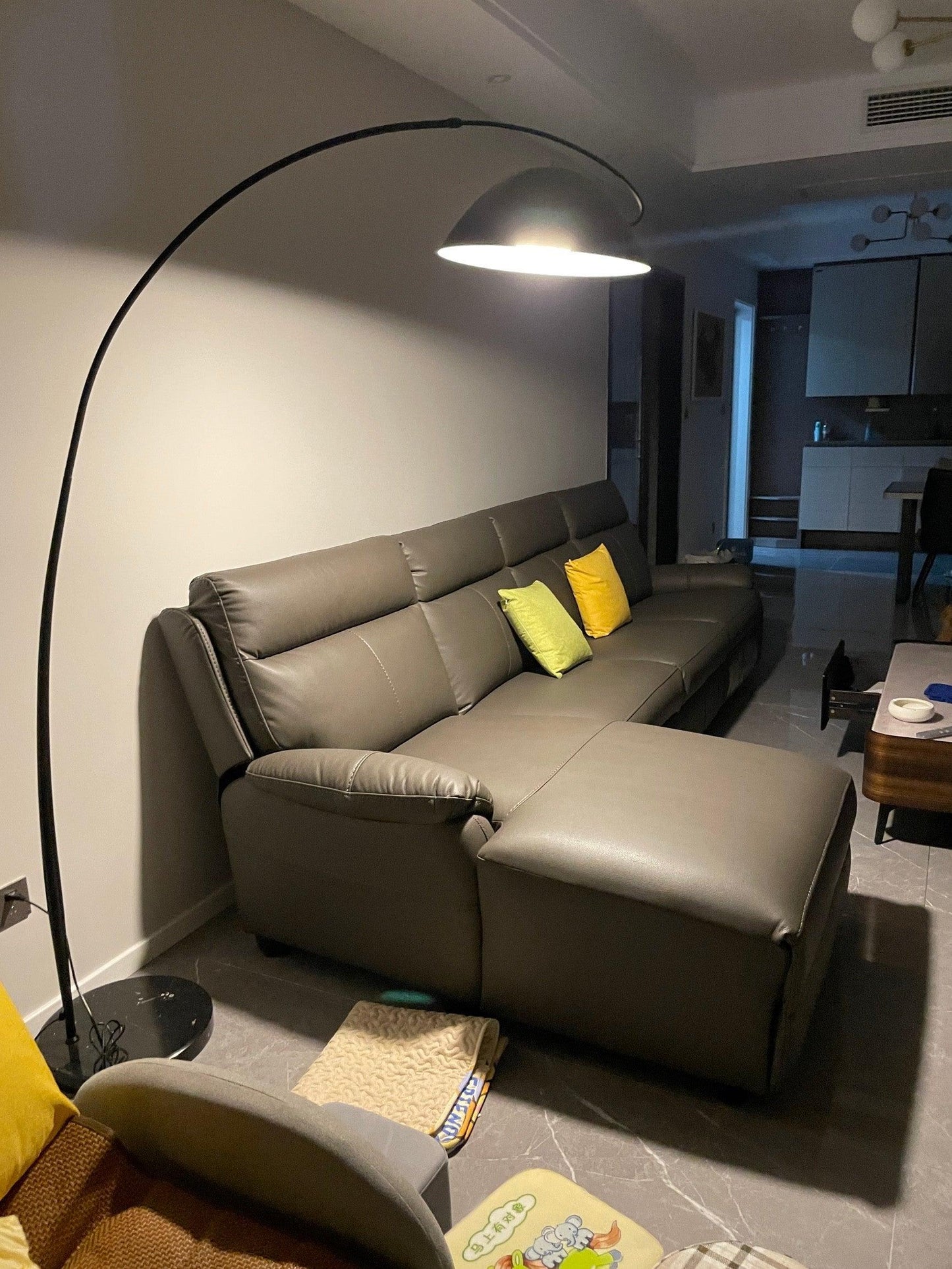 Lampadaire Verse Arc - Design Scandinave Élégant avec Bras Réglable et Éclairage LED