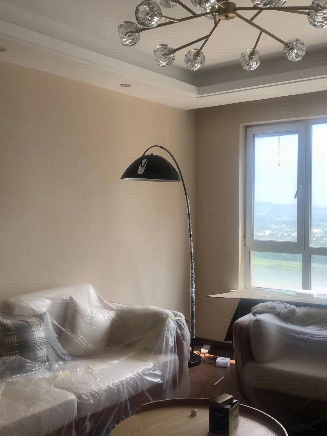 Lampadaire Verse Arc - Design Scandinave Élégant avec Bras Réglable et Éclairage LED