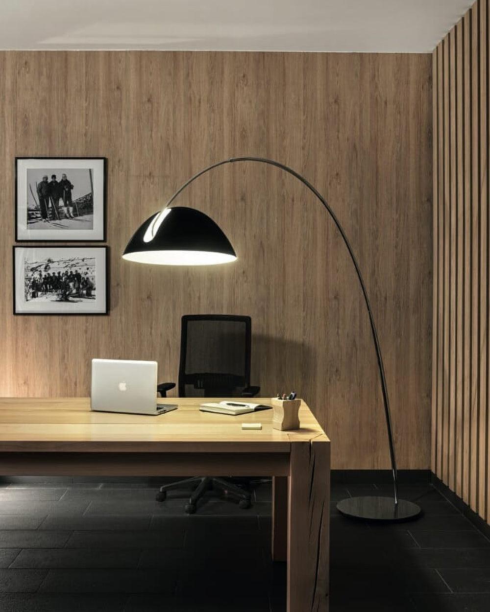 Lampadaire Verse Arc - Design Scandinave Élégant avec Bras Réglable et Éclairage LED