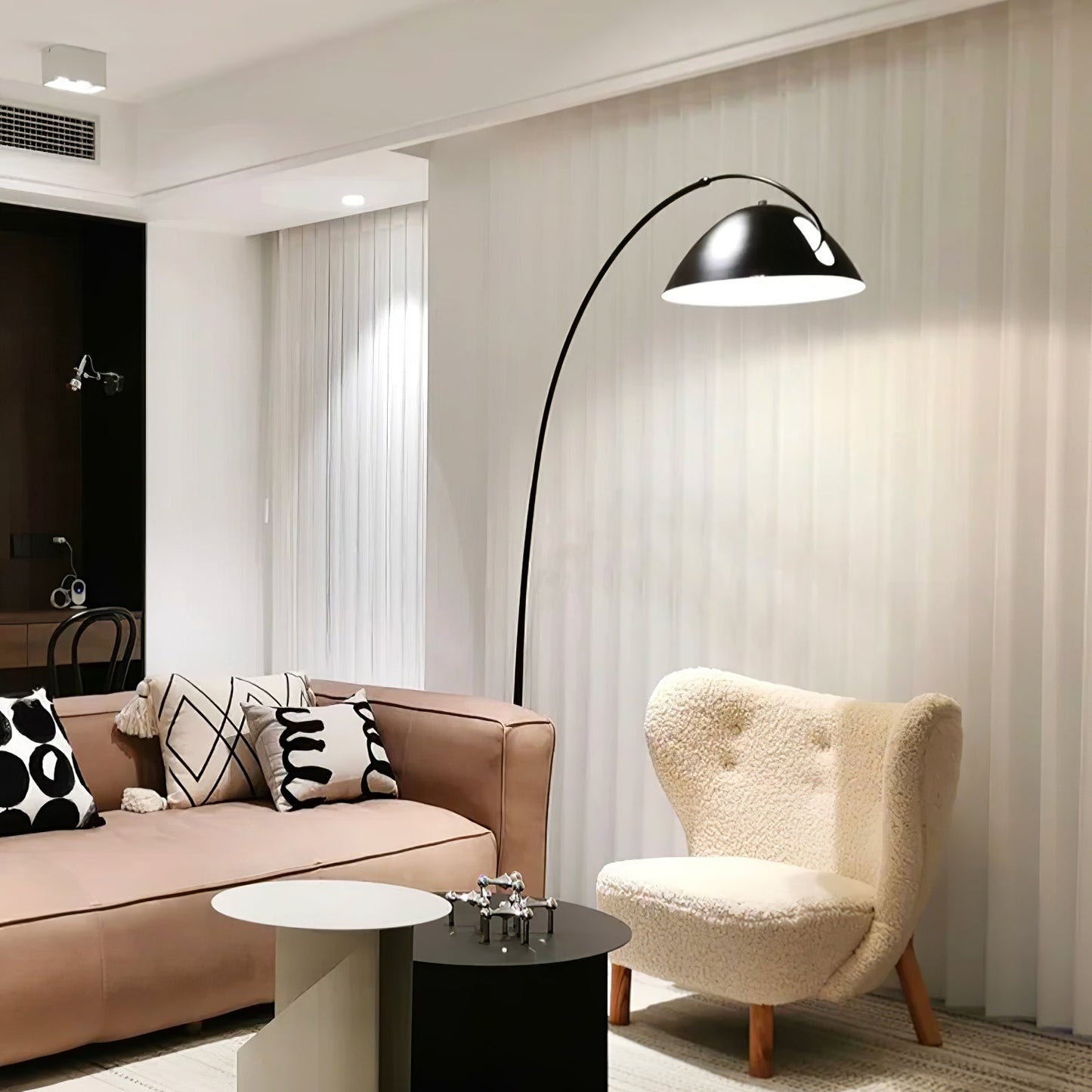 Lampadaire Verse Arc - Design Scandinave Élégant avec Bras Réglable et Éclairage LED