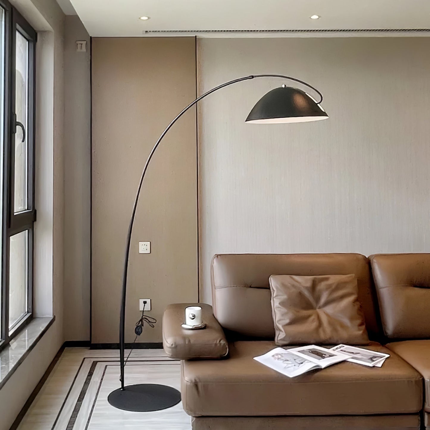 Lampadaire Verse Arc - Design Scandinave Élégant avec Bras Réglable et Éclairage LED