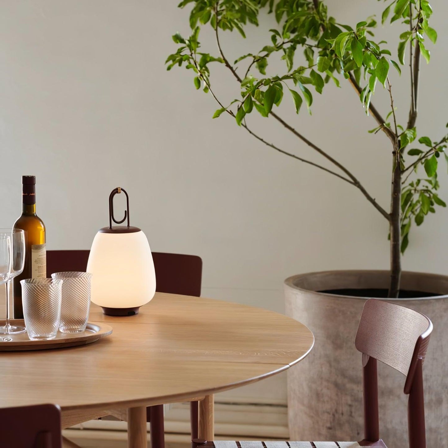 Lampe de Table Portable avec Recharge USB – Design Scandinave Élégant et Lumière Dimmable