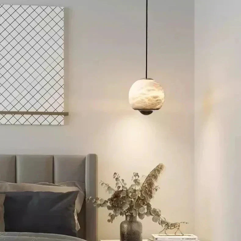 Suspension Globale en Alabastre avec Socle en Marbre - Design Nordique Élégant