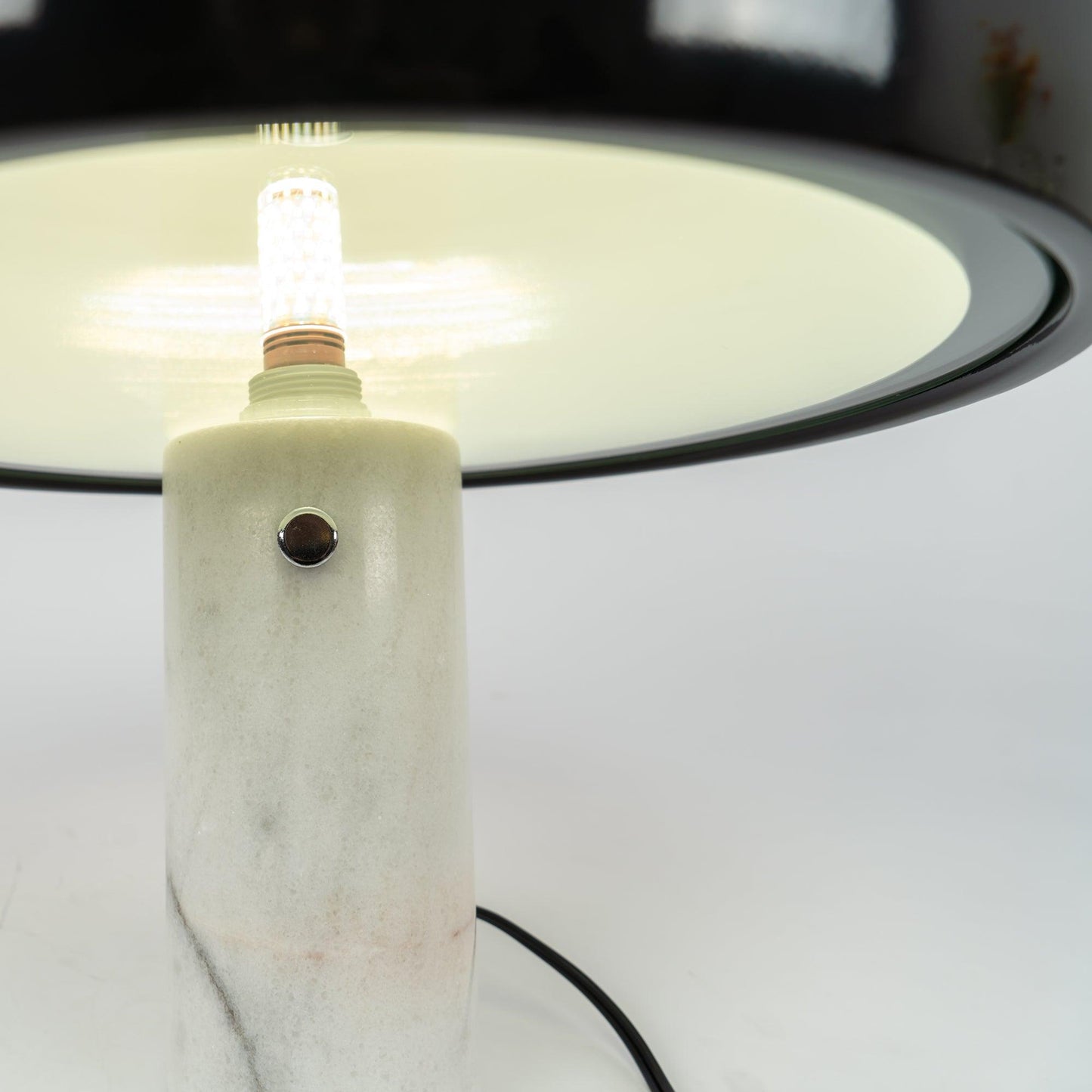 Lampe de Table Art Marble - Élégante en Marbre de Carrare et Métal avec LED