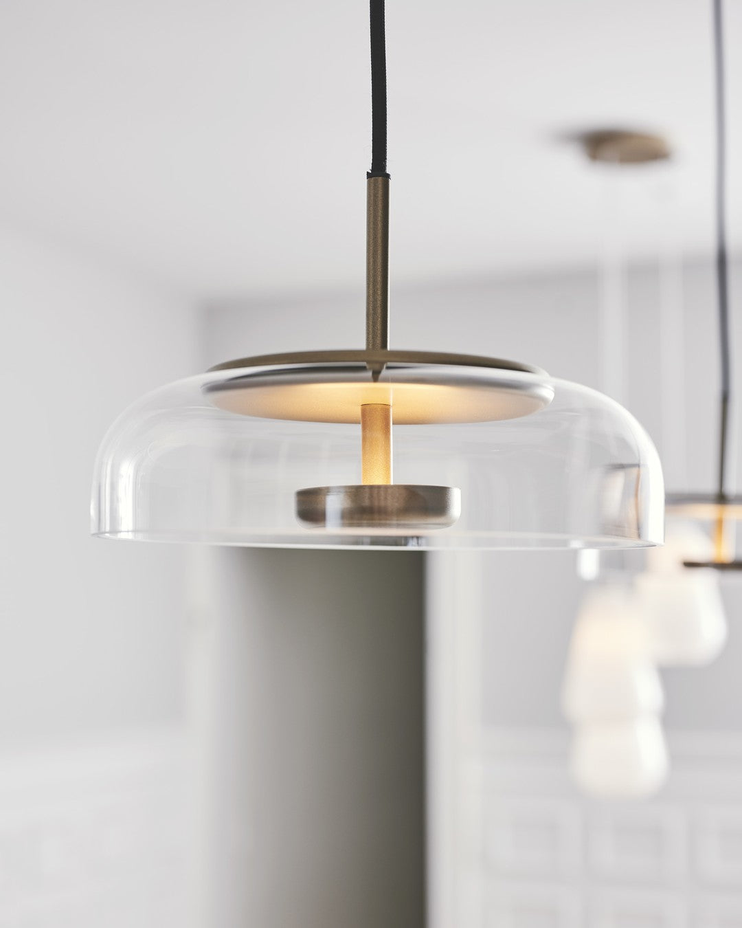 Suspension LED Solaire – Éclairage Moderne en Laiton et Verre pour Intérieur Élégant