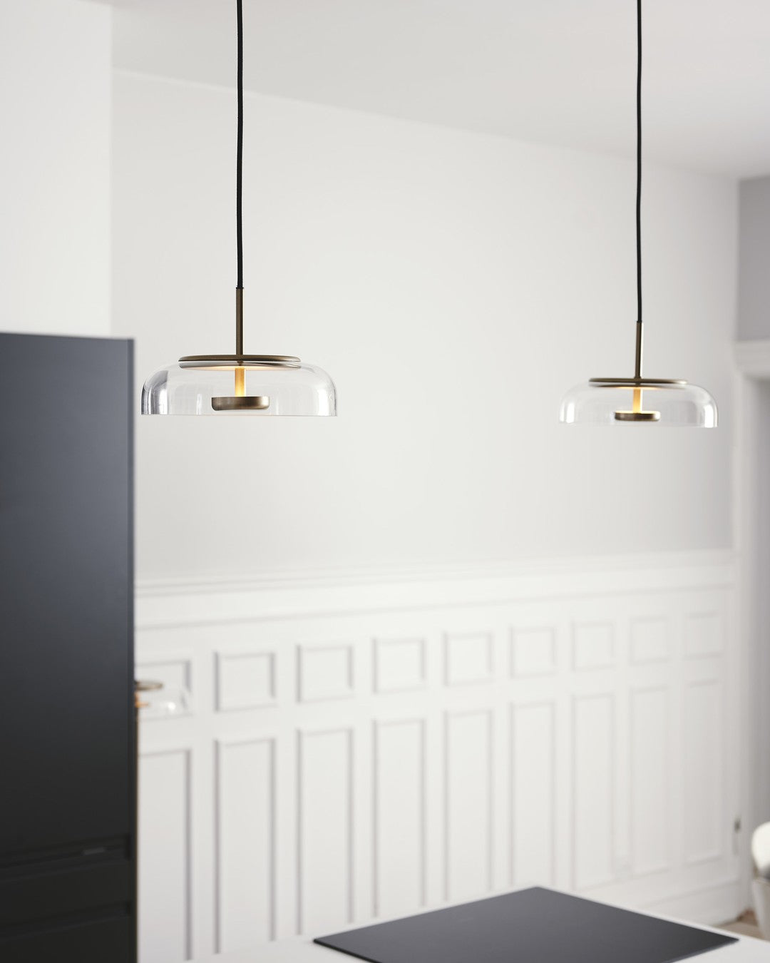 Suspension LED Solaire – Éclairage Moderne en Laiton et Verre pour Intérieur Élégant