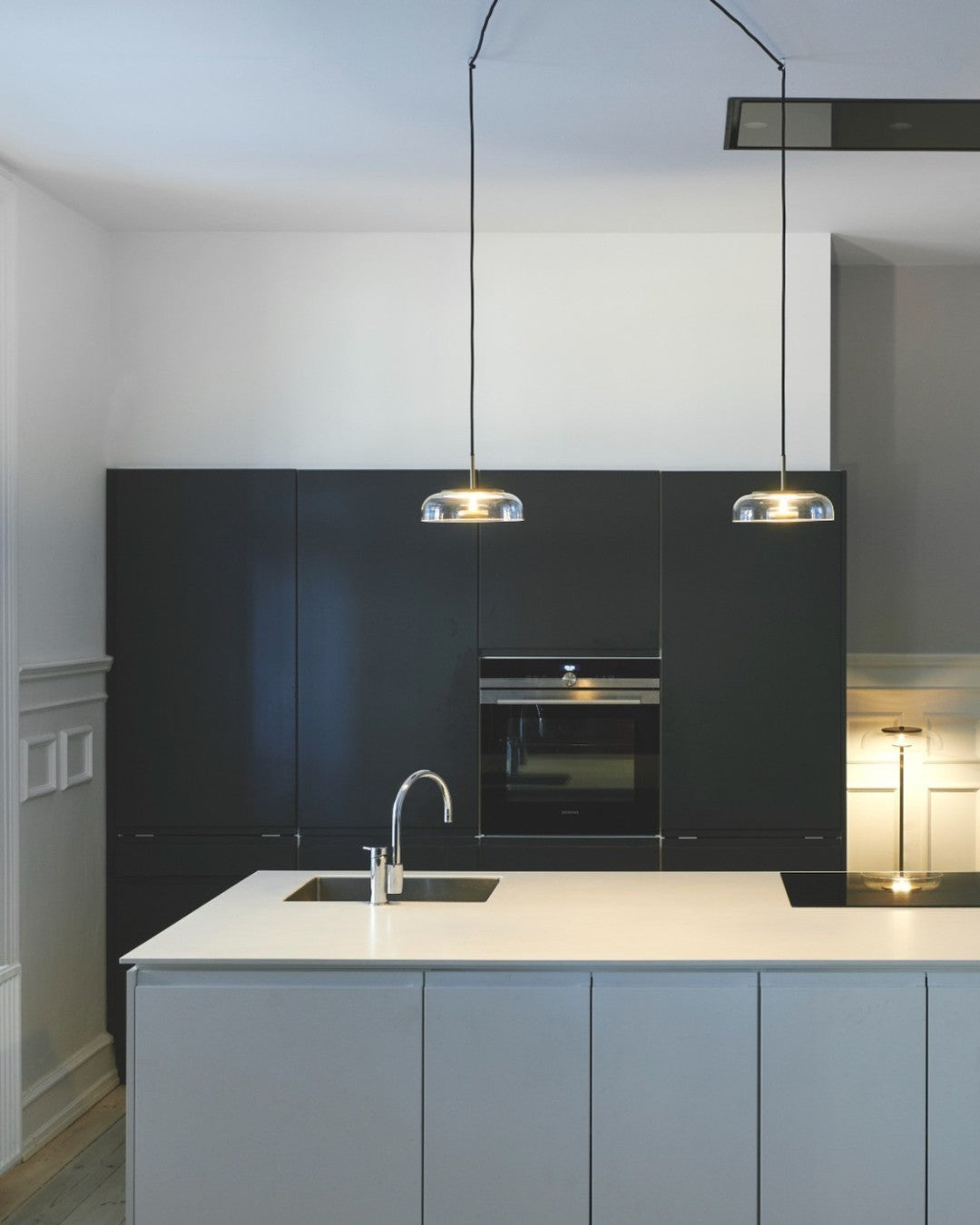 Suspension LED Solaire – Éclairage Moderne en Laiton et Verre pour Intérieur Élégant