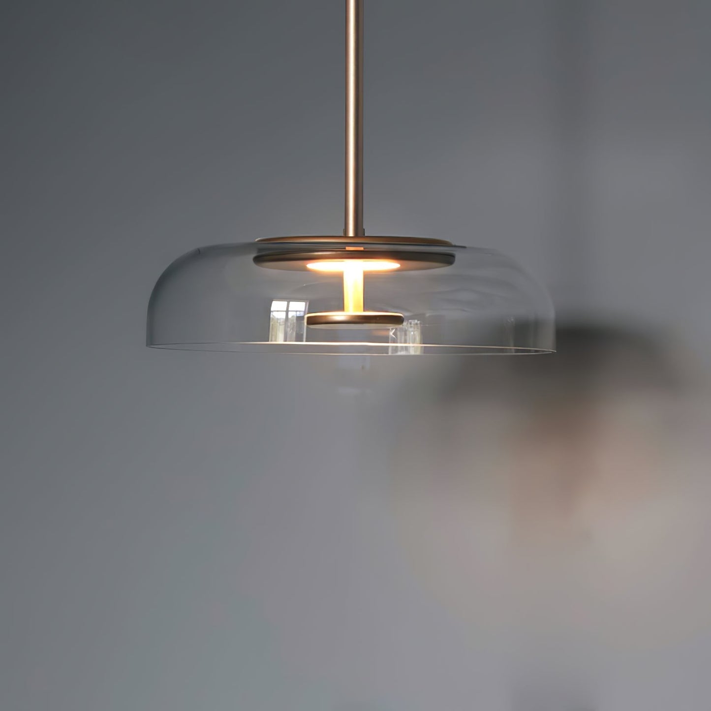 Suspension LED Solaire – Éclairage Moderne en Laiton et Verre pour Intérieur Élégant