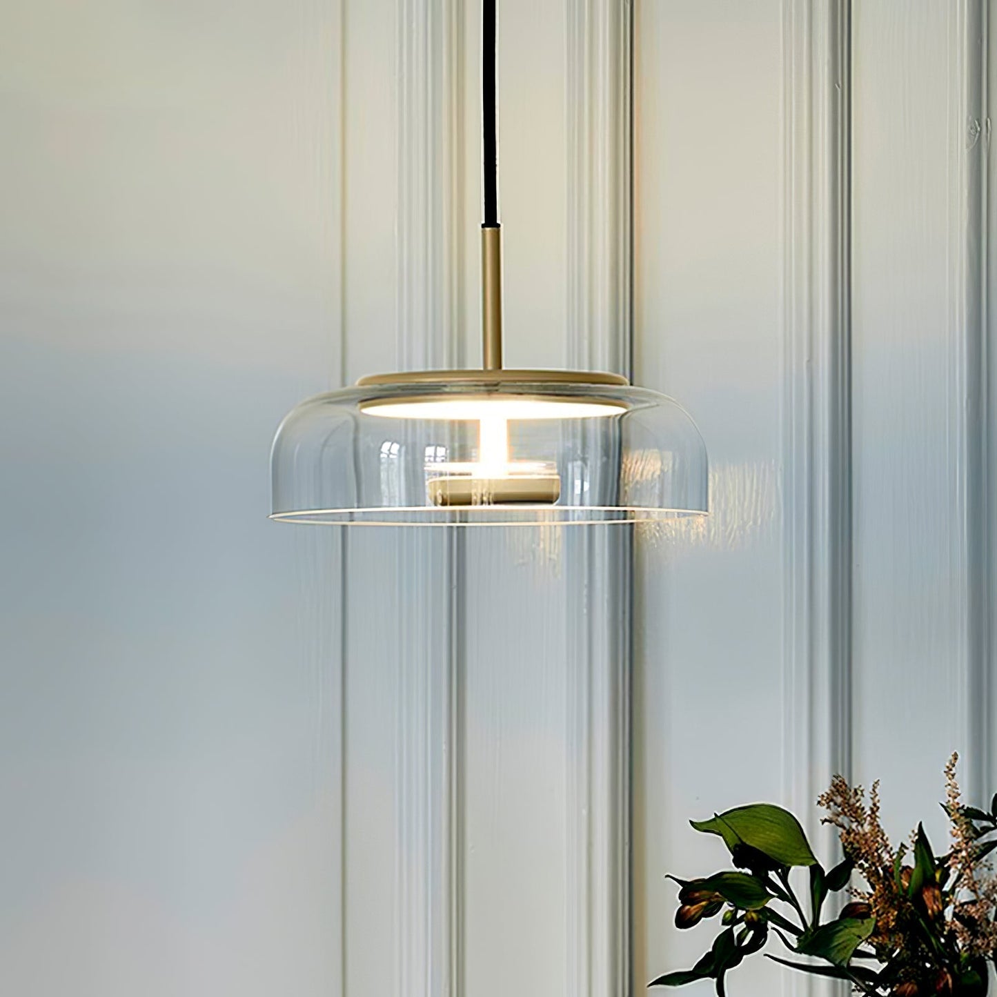 Suspension LED Solaire – Éclairage Moderne en Laiton et Verre pour Intérieur Élégant