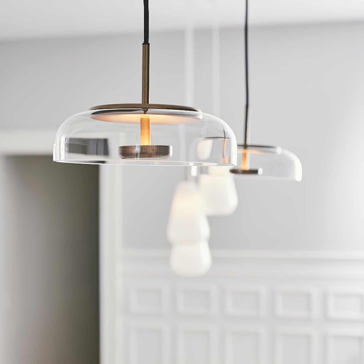 Suspension LED Solaire – Éclairage Moderne en Laiton et Verre pour Intérieur Élégant