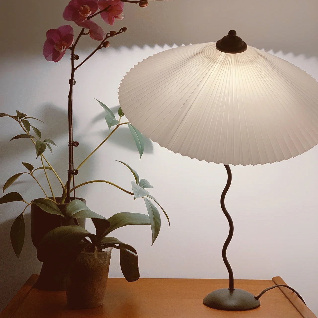 Lampe de Table Squiggle – Lampe Moderne au Design Ondulé pour Salon, Chambre et Bureau