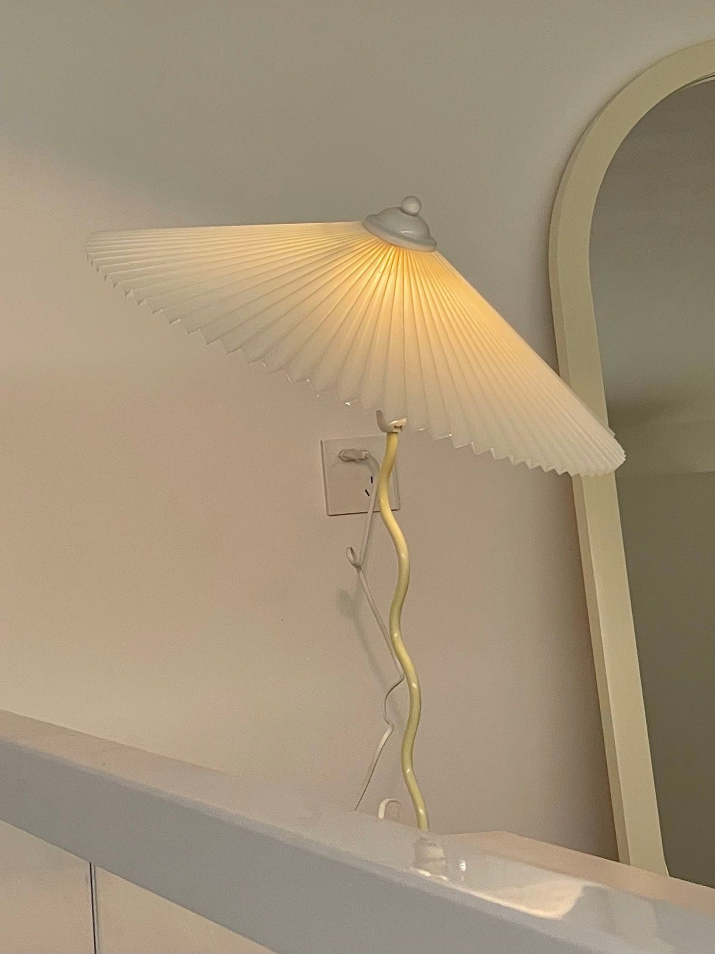 Lampe de Table Squiggle – Lampe Moderne au Design Ondulé pour Salon, Chambre et Bureau