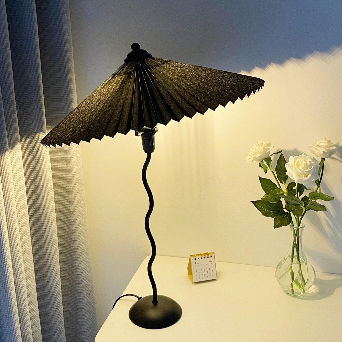 Lampe de Table Squiggle – Lampe Moderne au Design Ondulé pour Salon, Chambre et Bureau