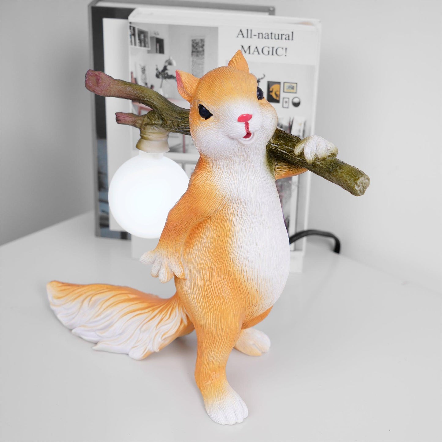 Lampe de Table Écureuil – Lampe Décorative LED avec Base en Résine et Verre