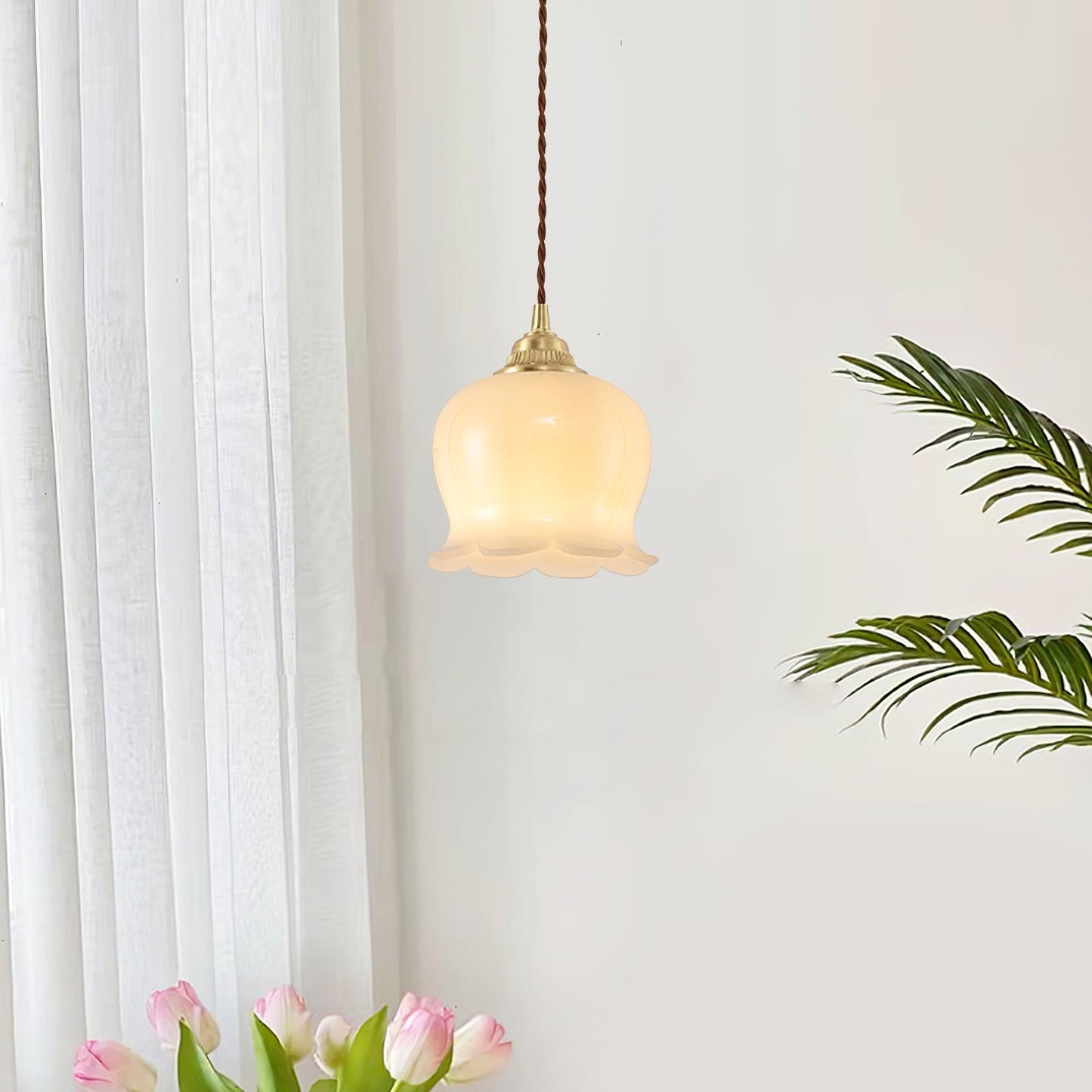 Suspension Talblume – Lampe en Laiton et Résine Inspirée par les Fleurs Naturelles