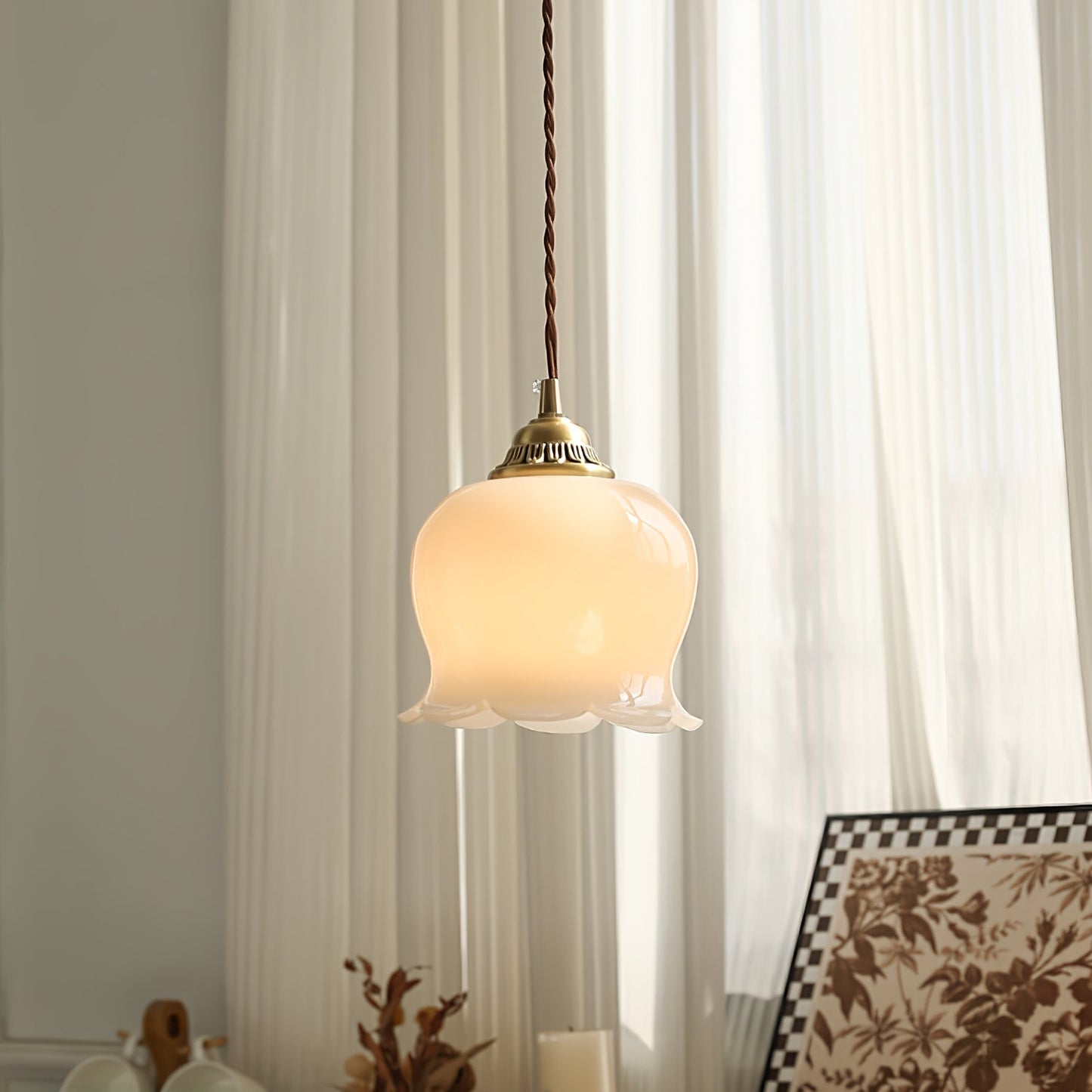 Suspension Talblume – Lampe en Laiton et Résine Inspirée par les Fleurs Naturelles