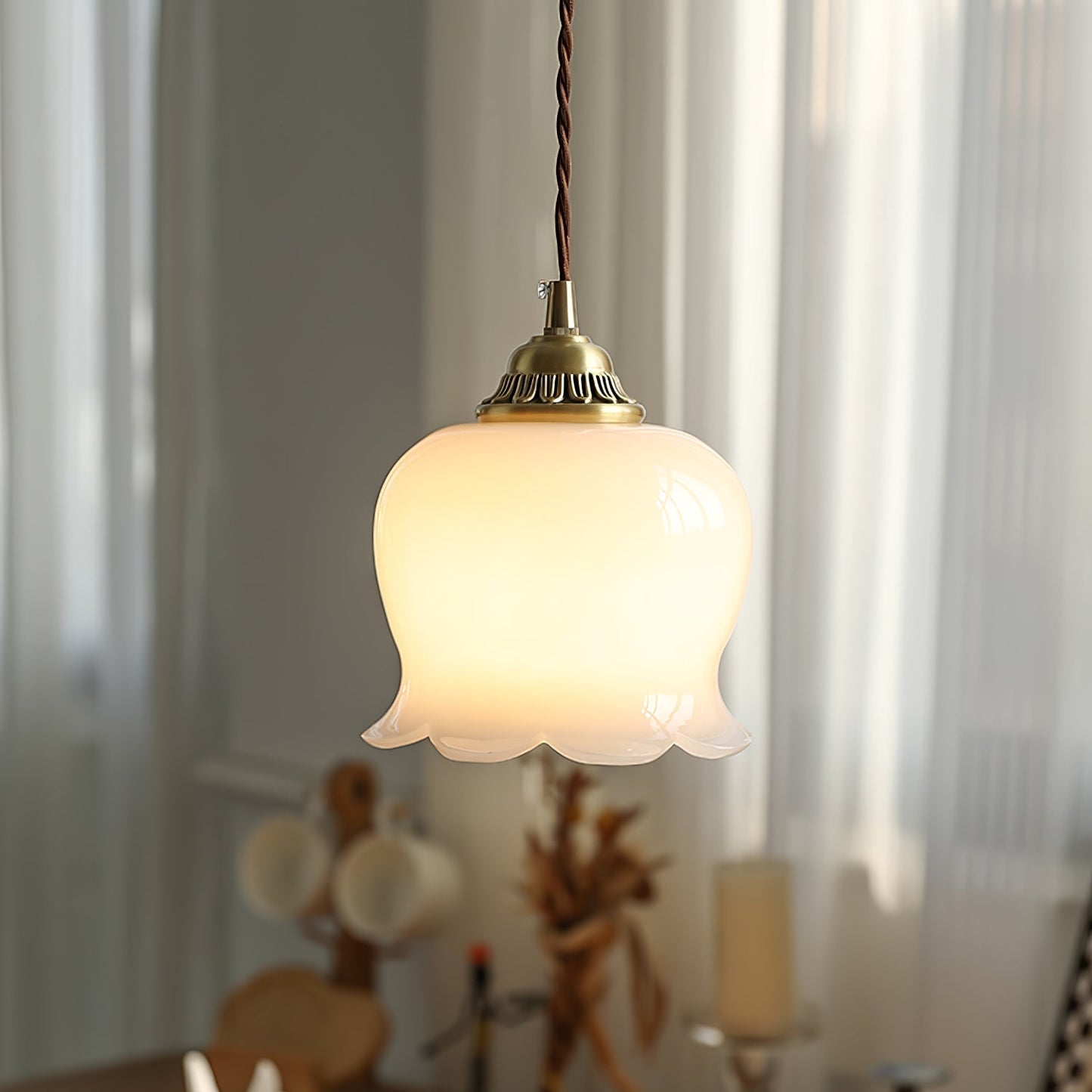 Suspension Talblume – Lampe en Laiton et Résine Inspirée par les Fleurs Naturelles