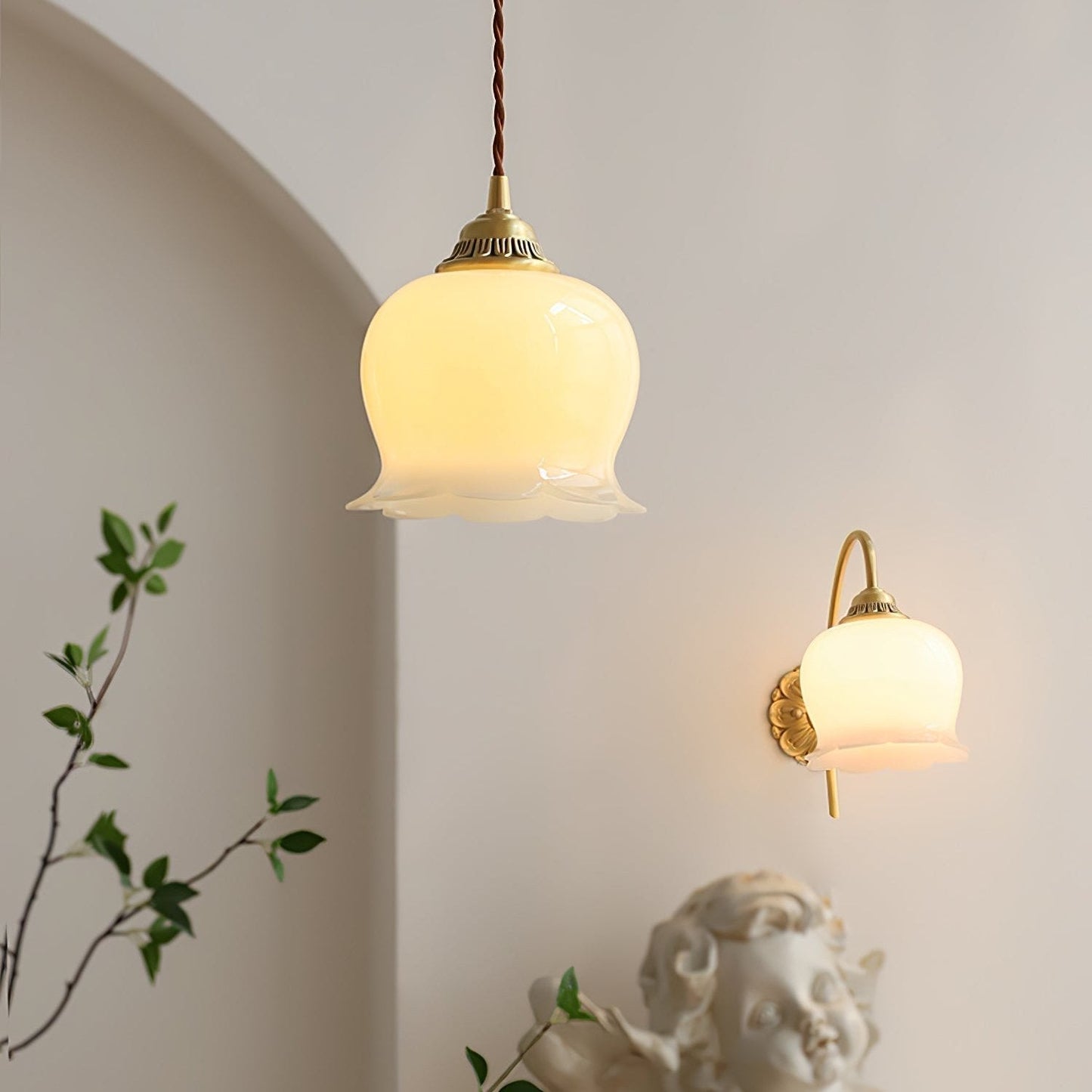 Suspension Talblume – Lampe en Laiton et Résine Inspirée par les Fleurs Naturelles