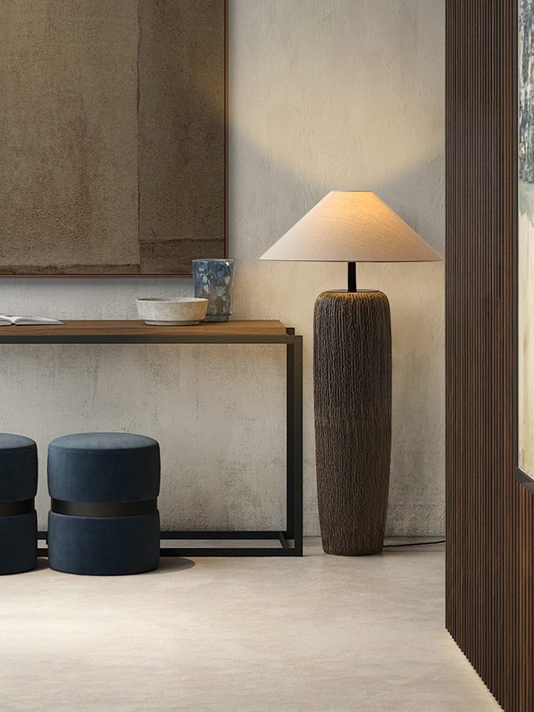 Lampadaire en Bois Vieilli - Élégance Rustique et Moderne pour Salon