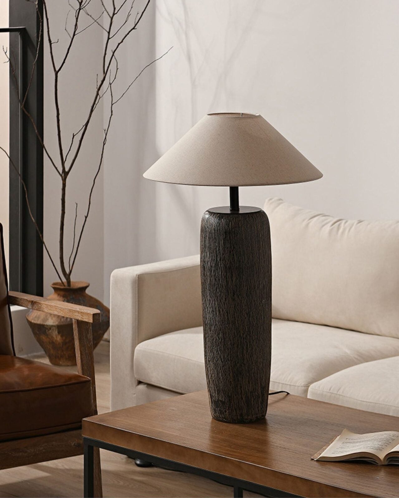 Lampadaire en Bois Vieilli - Élégance Rustique et Moderne pour Salon