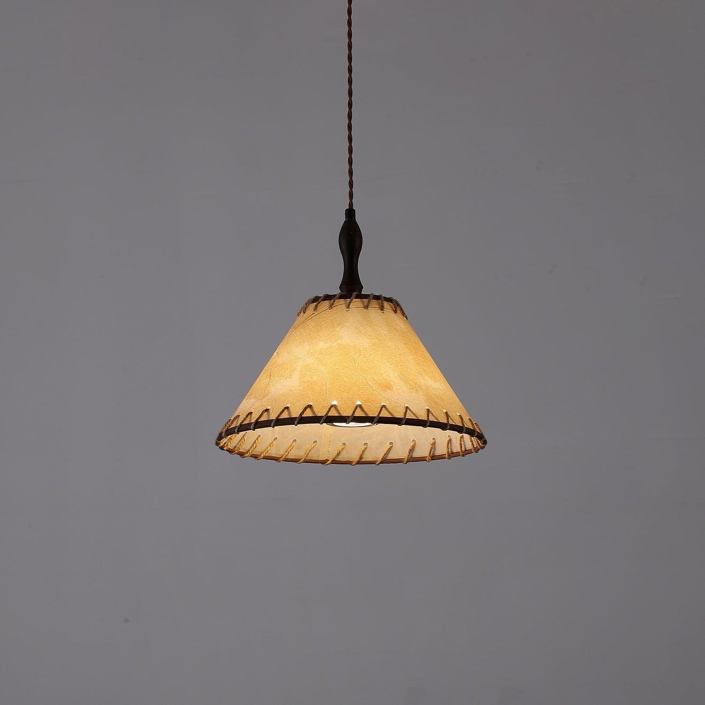 Suspension Bois et Tissu – Équilibre Naturel entre Élégance et Confort