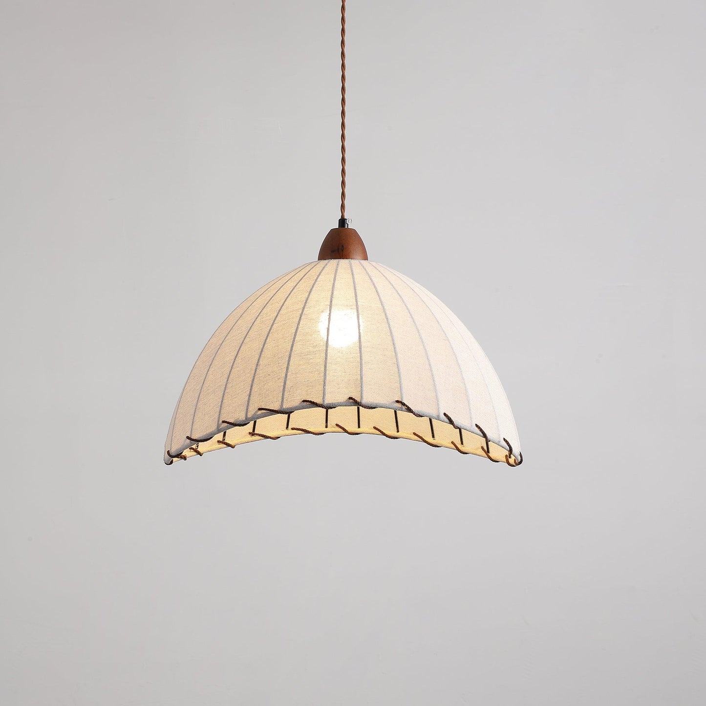 Suspension Bois et Tissu – Équilibre Naturel entre Élégance et Confort