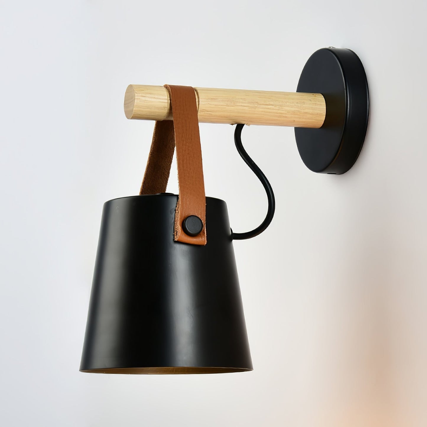 Applique Murale Scandinave en Bois et Cuir – Design Élégant avec Lumière LED Efficace