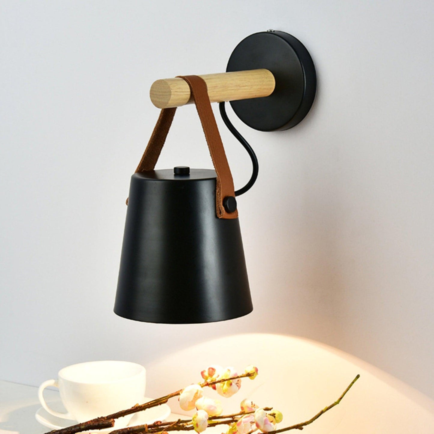 Applique Murale Scandinave en Bois et Cuir – Design Élégant avec Lumière LED Efficace