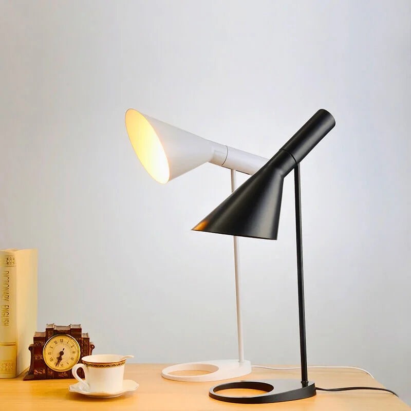 Lampe de Table Design LED - Éclairage Sculptural Réglable, Parfaite pour Bureau et Salon
