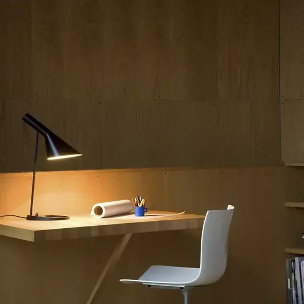 Lampe de Table Design LED - Éclairage Sculptural Réglable, Parfaite pour Bureau et Salon