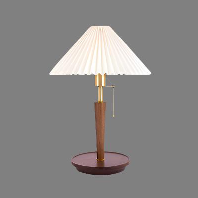 Lampe de Table Vintage en Bois Plissé – Charme Classique et Fonctionnalité Moderne