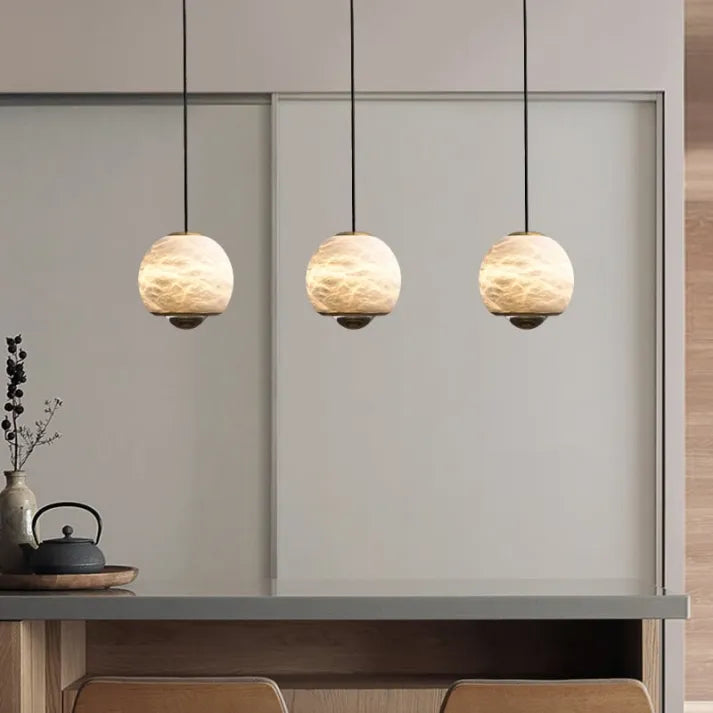 Suspension Globale en Alabastre avec Socle en Marbre - Design Nordique Élégant