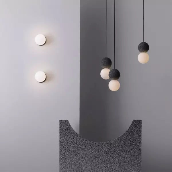 Suspension Origo – Design Géométrique en Pierre Volcanique et Diffuseur en Verre Opale