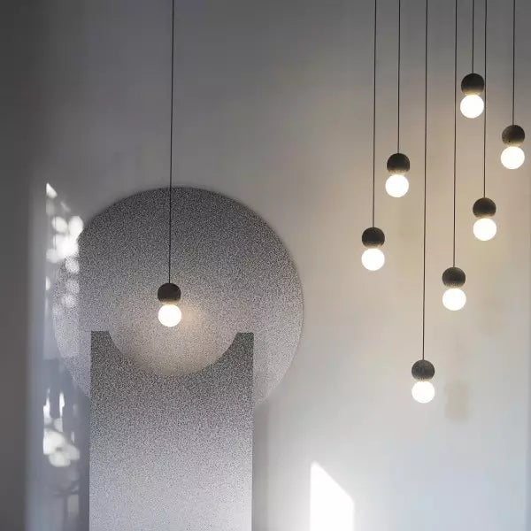 Suspension Origo – Design Géométrique en Pierre Volcanique et Diffuseur en Verre Opale