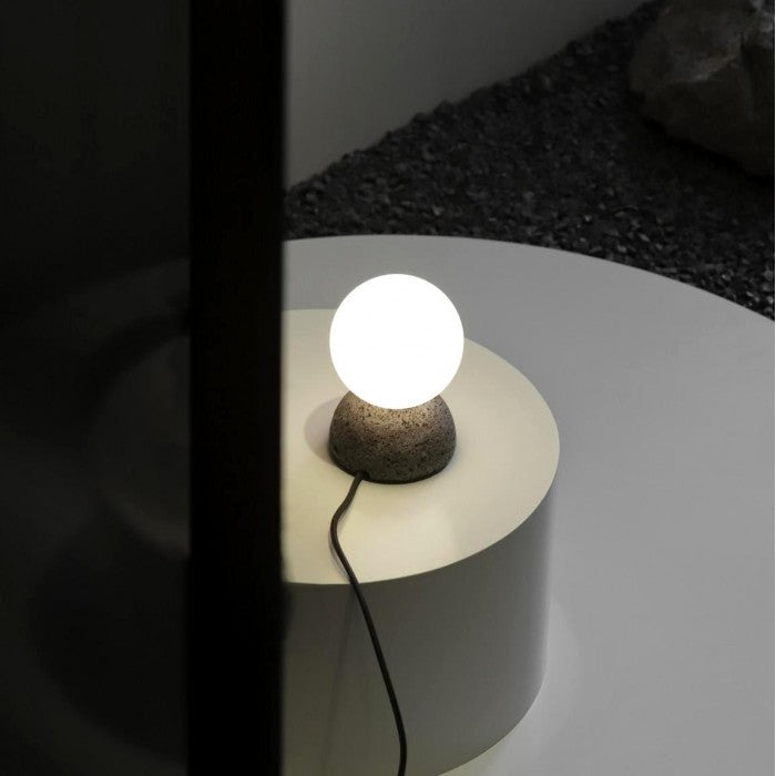 Suspension Origo – Design Géométrique en Zement, Pierre Volcanique et Verre Opale