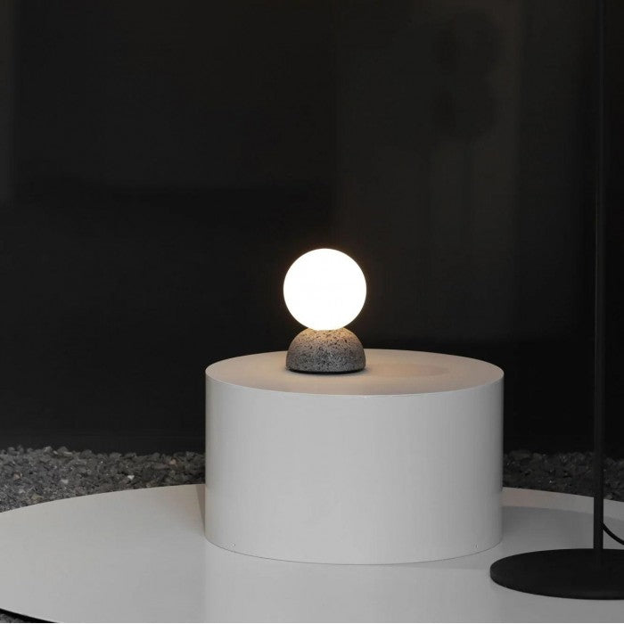 Suspension Origo – Design Géométrique en Zement, Pierre Volcanique et Verre Opale